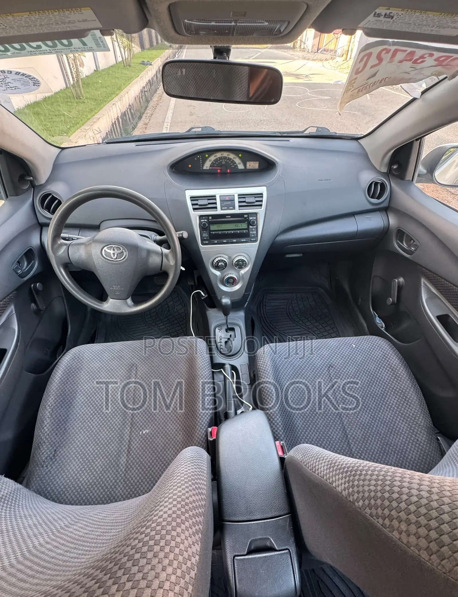 Toyota Yaris Base Sedan 4dr 2010 Silver