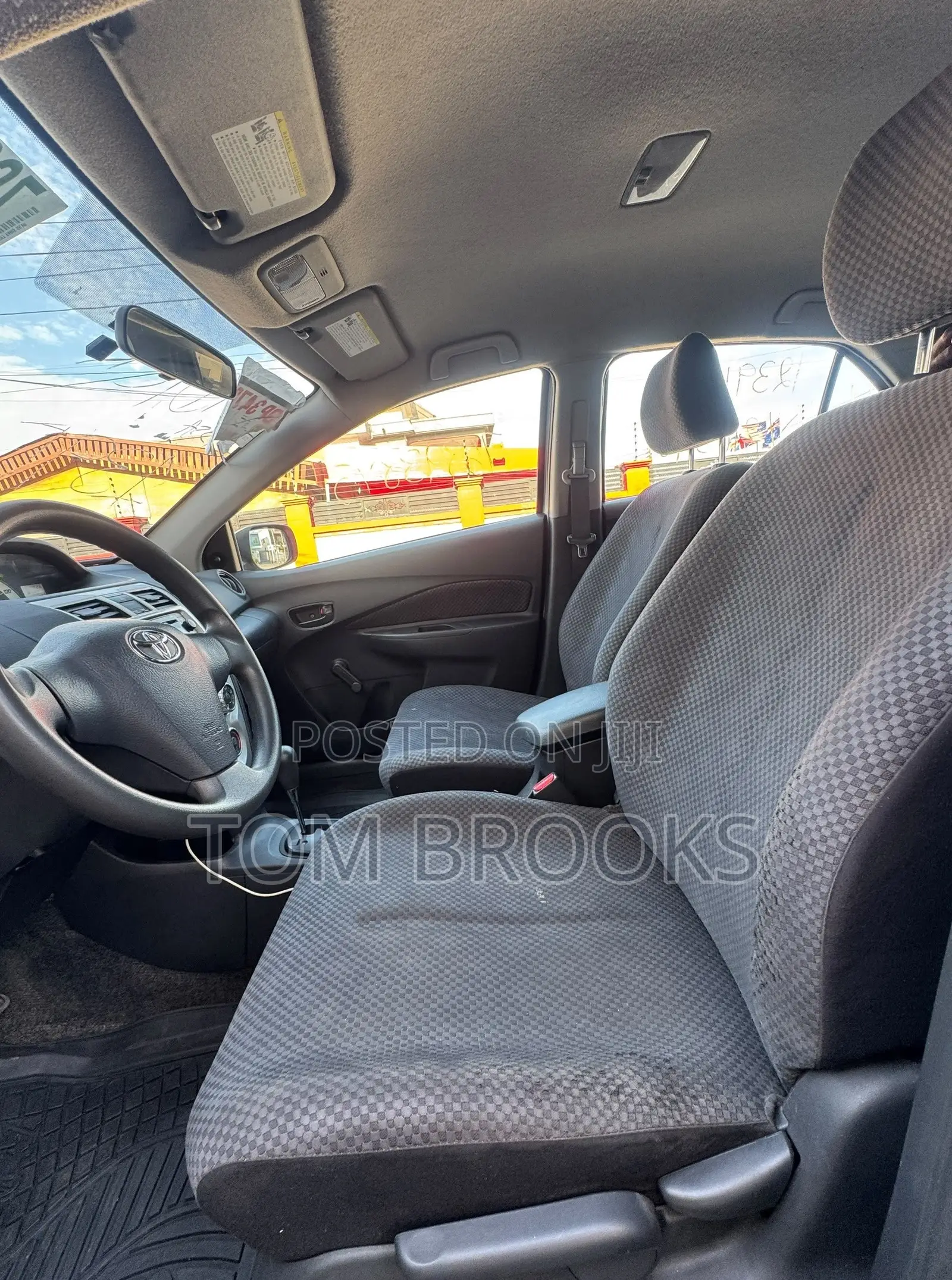 Toyota Yaris Base Sedan 4dr 2010 Silver