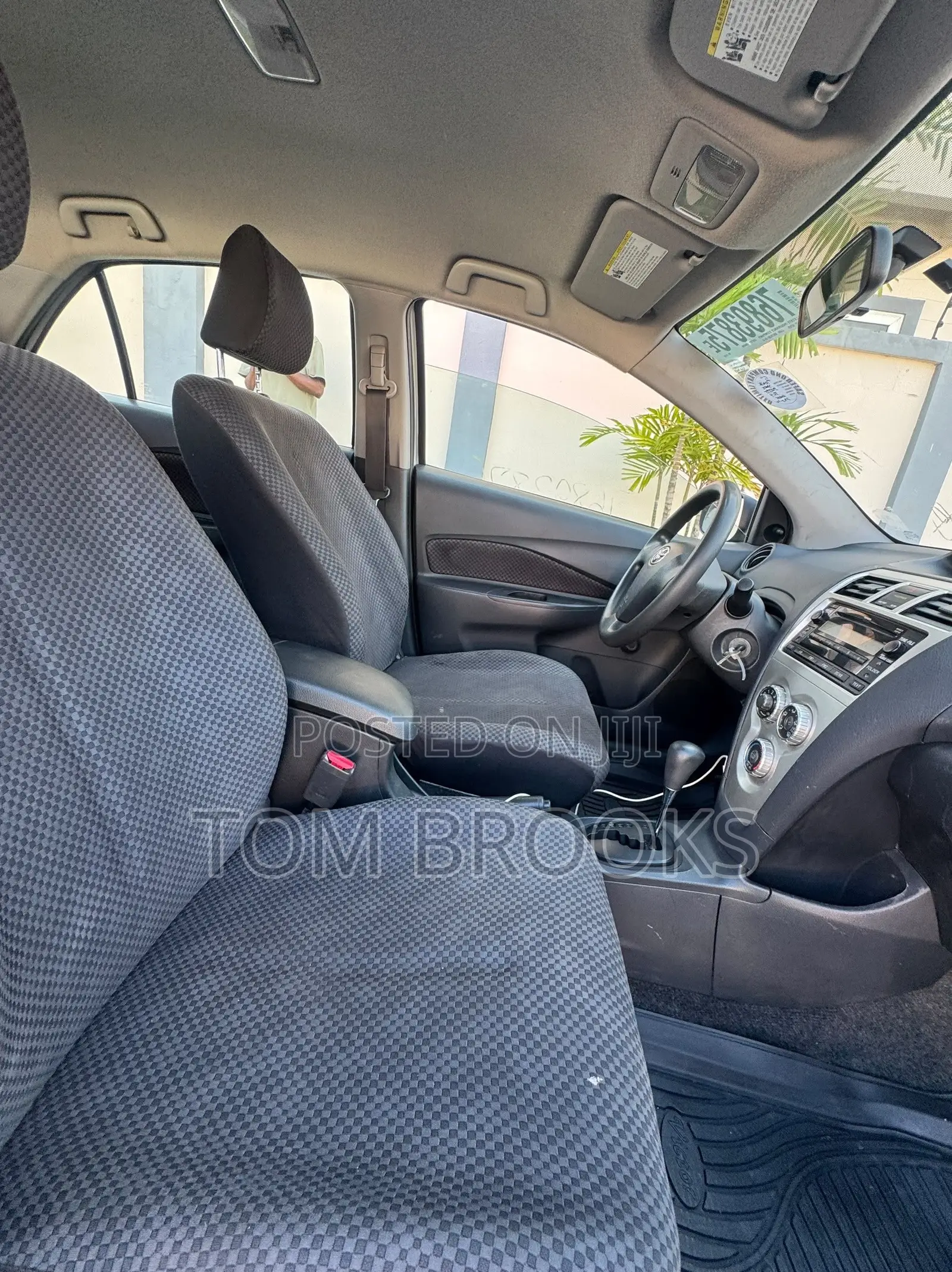 Toyota Yaris Base Sedan 4dr 2010 Silver
