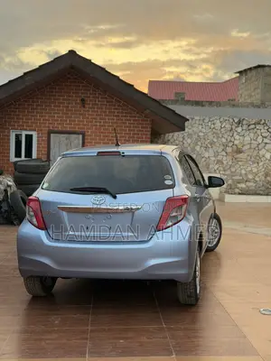 Toyota Vitz 1.3 FWD 5dr 2012 Blue