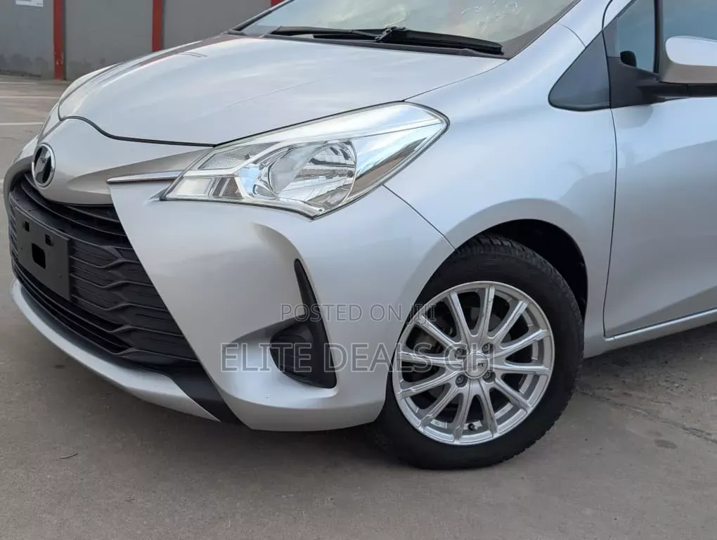 Toyota Vitz 2018 Silver