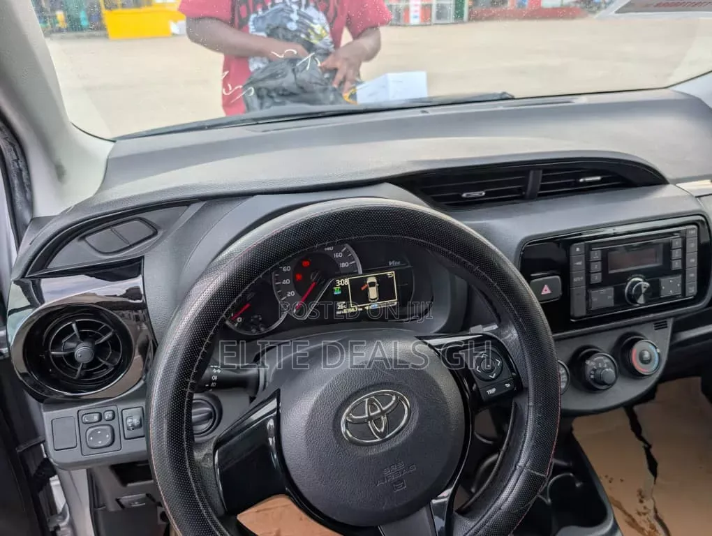 Toyota Vitz 2018 Silver