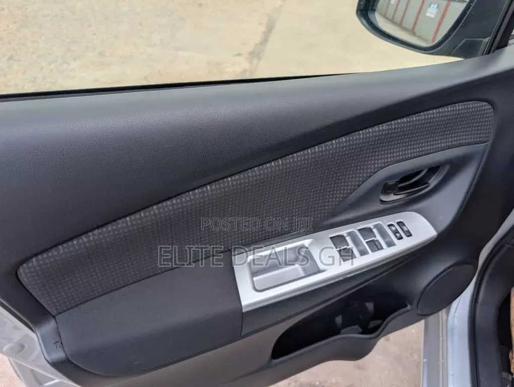 Toyota Vitz 2018 Silver