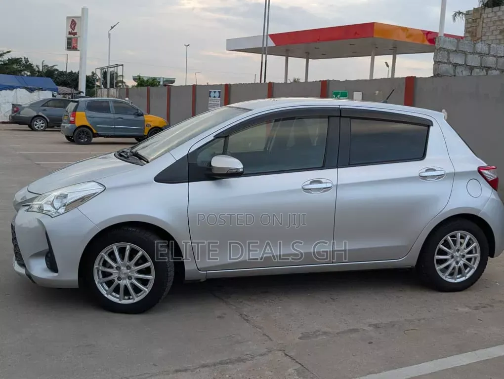 Toyota Vitz 2018 Silver