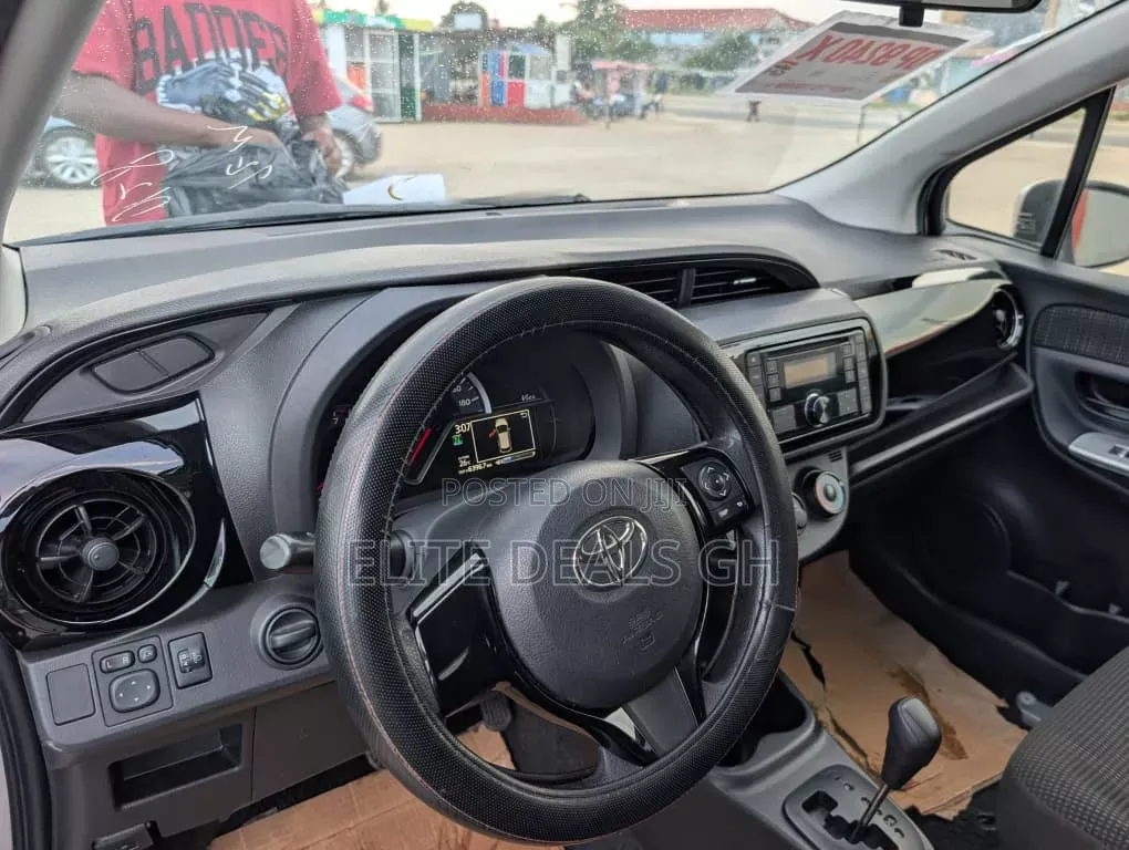 Toyota Vitz 2018 Silver