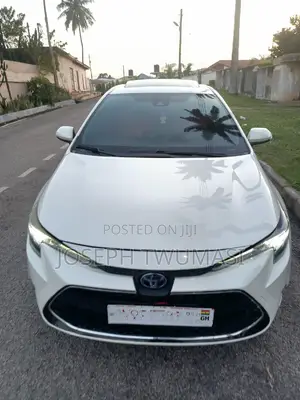 Toyota Corolla XLE 2021 White