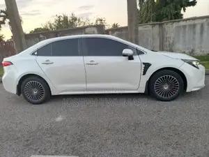Toyota Corolla XLE 2021 White