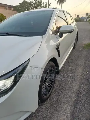 Toyota Corolla XLE 2021 White