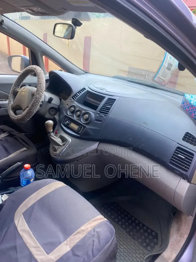 Mitsubishi Grandis 2006 Gray