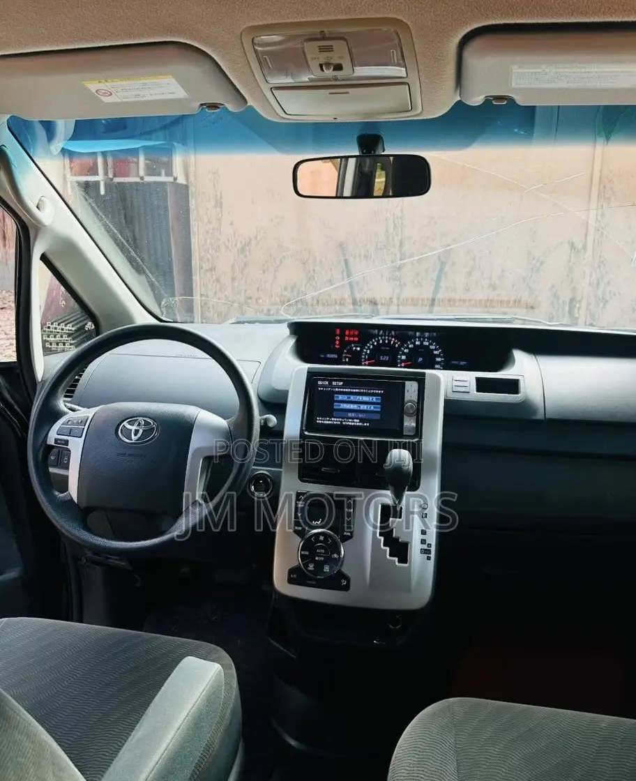 Toyota Voxy V 4WD 7-Seater 2012 Black