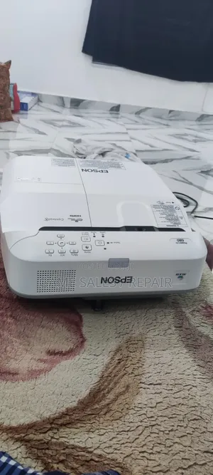 Ultra-Short Throw Projector