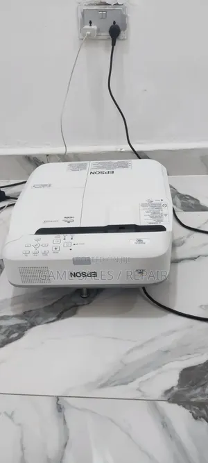 Ultra-Short Throw Projector