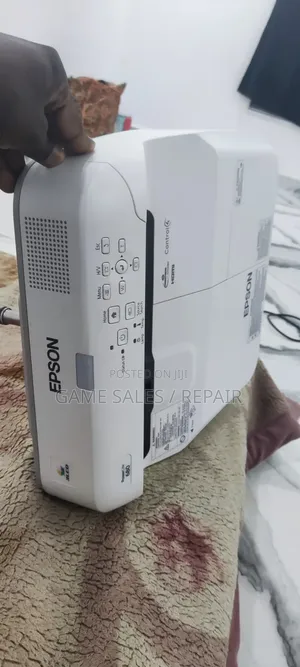 Ultra-Short Throw Projector