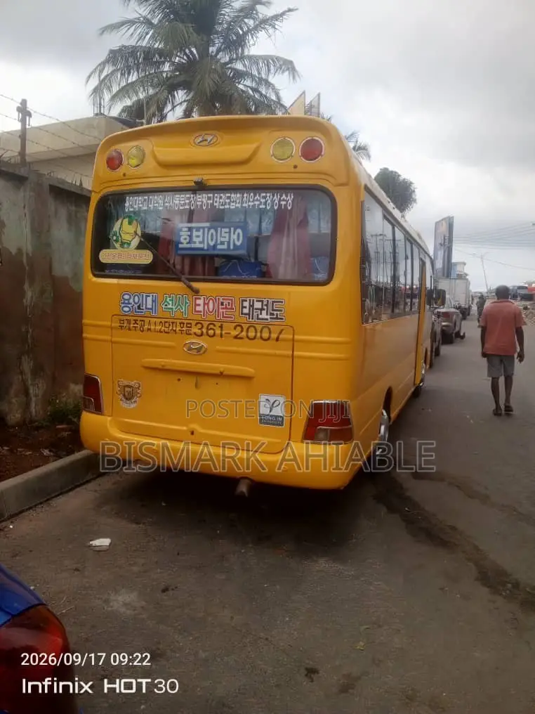 Hyundai County 2015 Yellow
