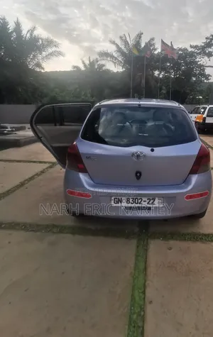 Toyota Vitz 2010 Silver