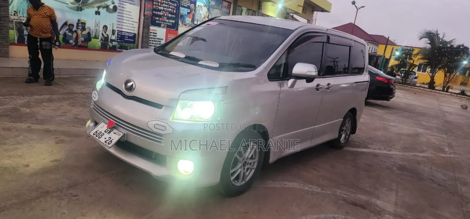Toyota Voxy V 2WD 8-Seater 2012 Silver