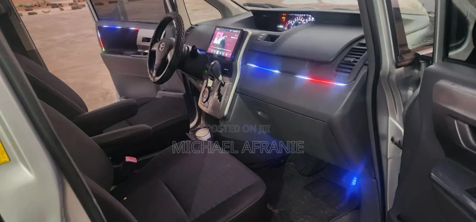 Toyota Voxy V 2WD 8-Seater 2012 Silver