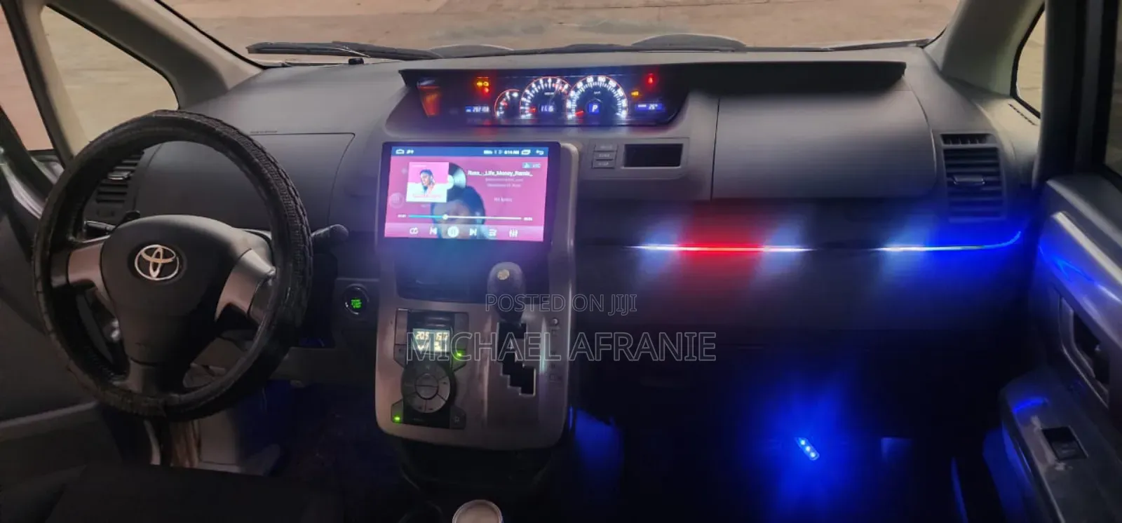 Toyota Voxy V 2WD 8-Seater 2012 Silver