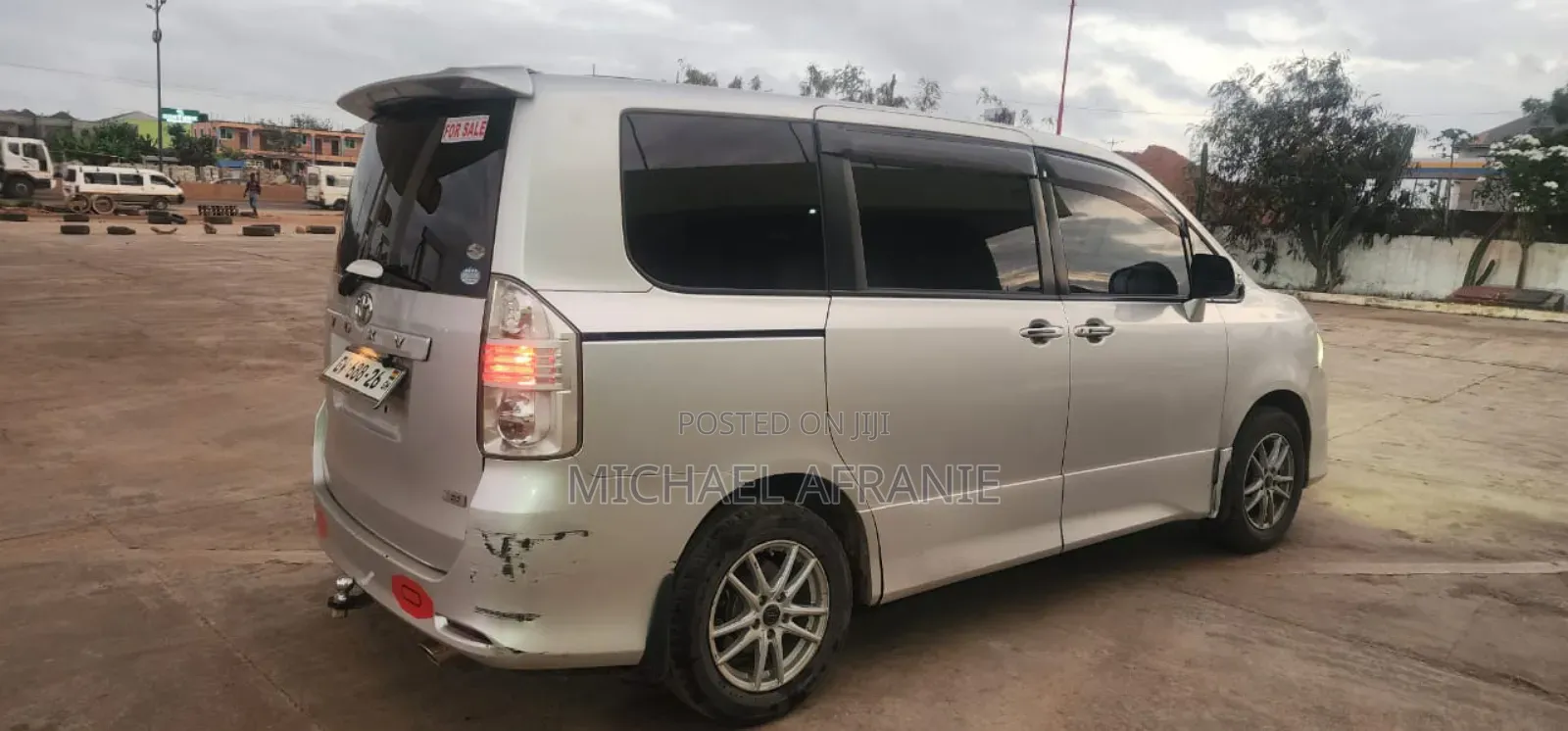 Toyota Voxy V 2WD 8-Seater 2012 Silver