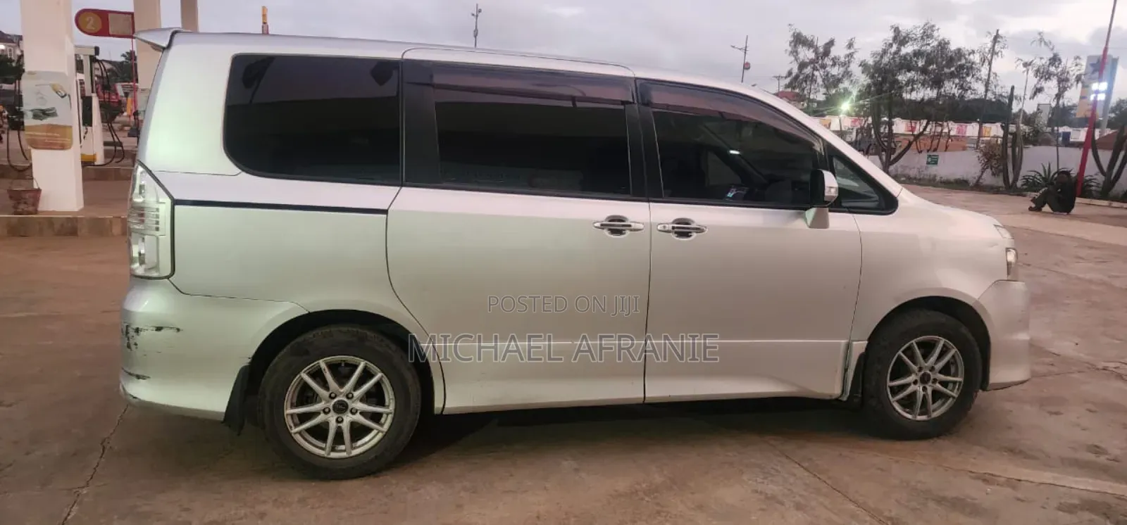 Toyota Voxy V 2WD 8-Seater 2012 Silver