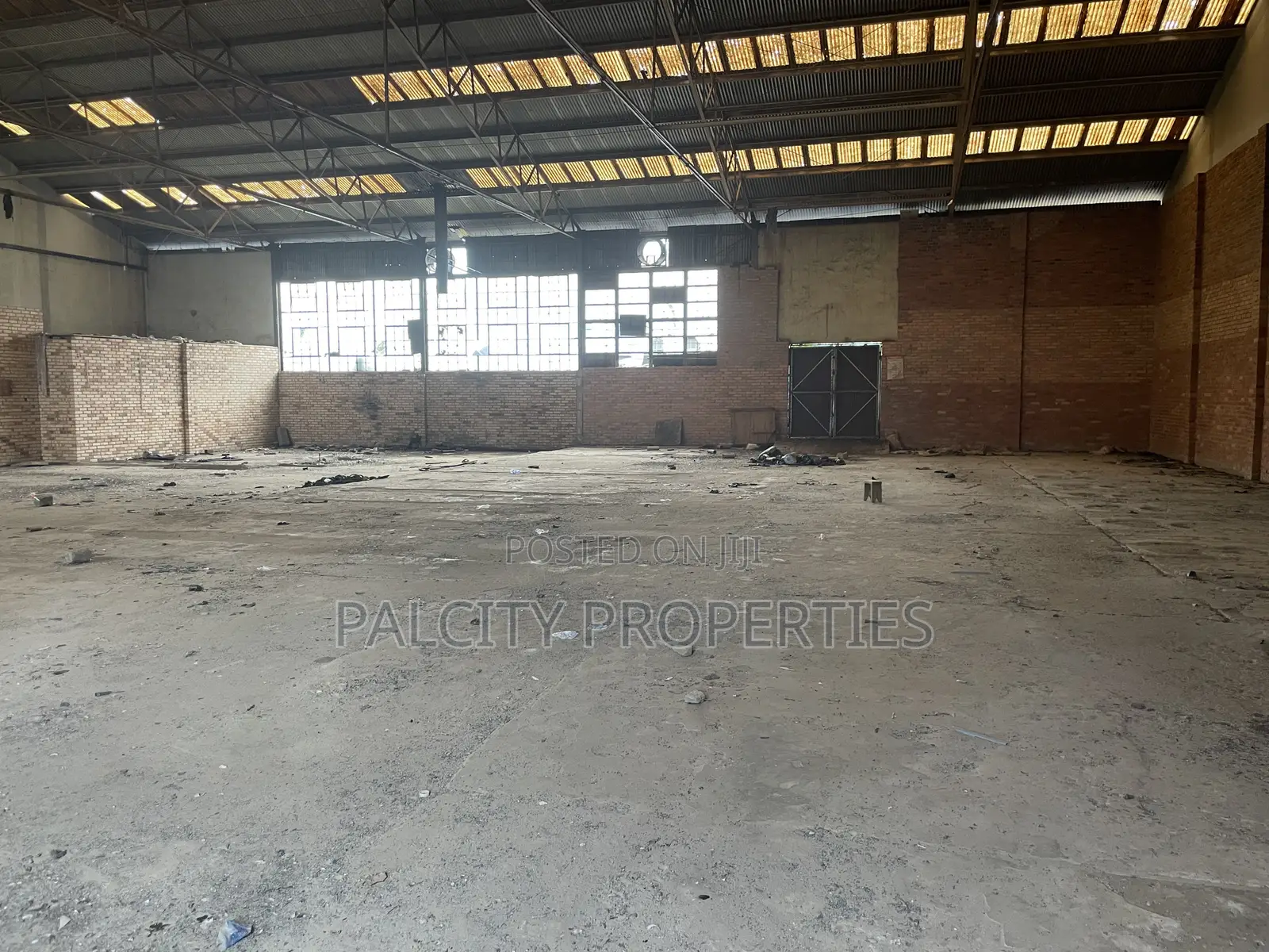 1,000 SQM Warehouse for Rent in Atonsu