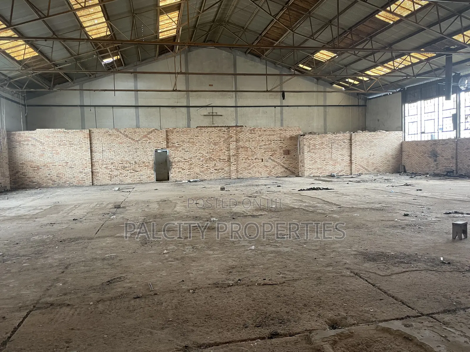 1,000 SQM Warehouse for Rent in Atonsu