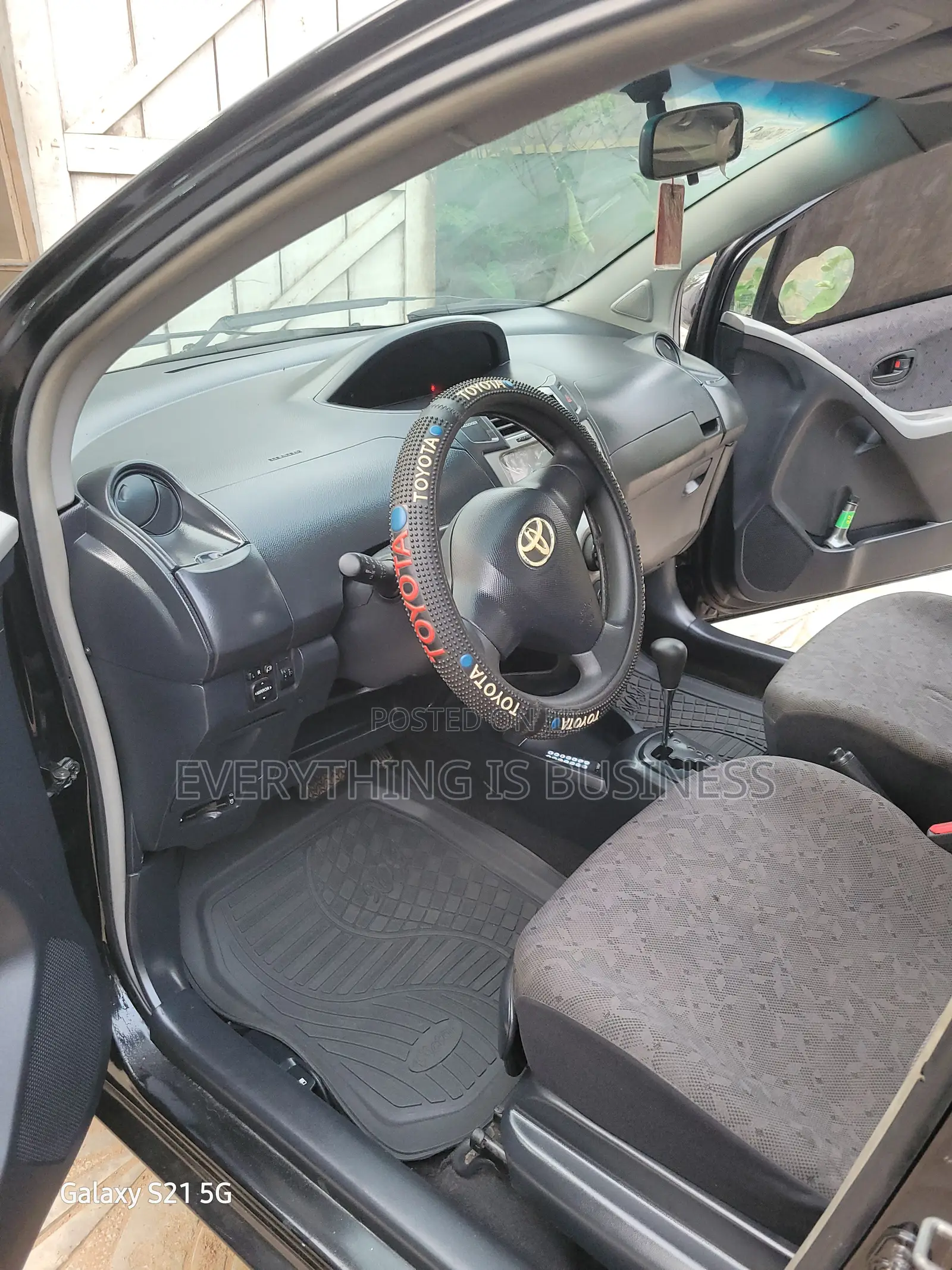 Toyota Vitz 1.3 AWD 5dr 2010 Black