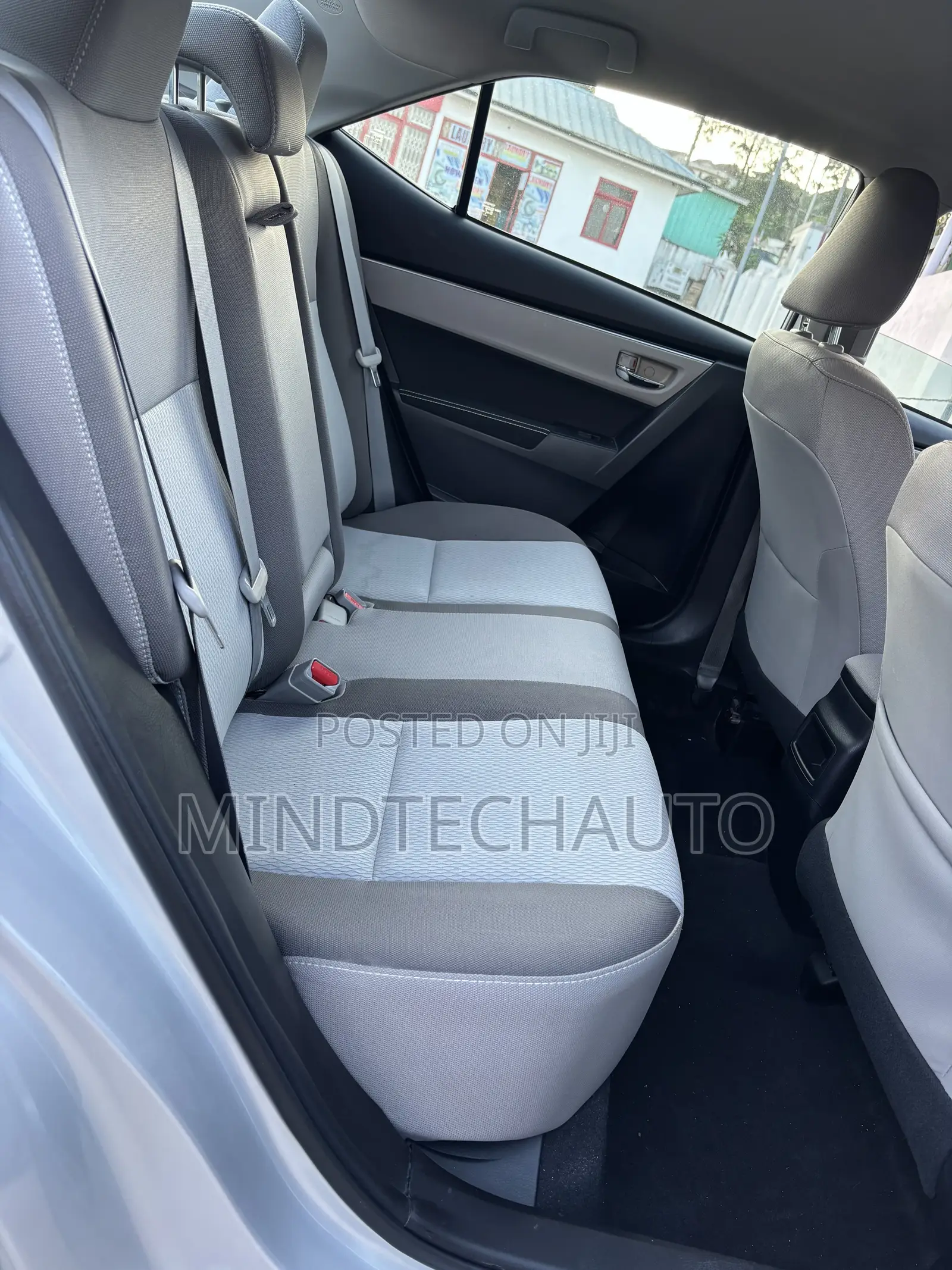 Toyota Corolla LE Eco (1.8L 4cyl 2A) 2018 Silver