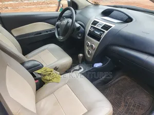 Toyota Yaris Base Hatchback 5dr 2010 White