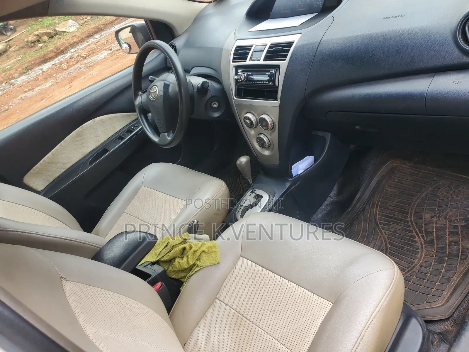 Toyota Yaris Base Hatchback 5dr 2010 White