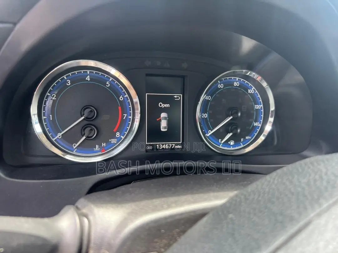 Toyota Corolla SE (1.8L 4cyl 2A) 2019 White