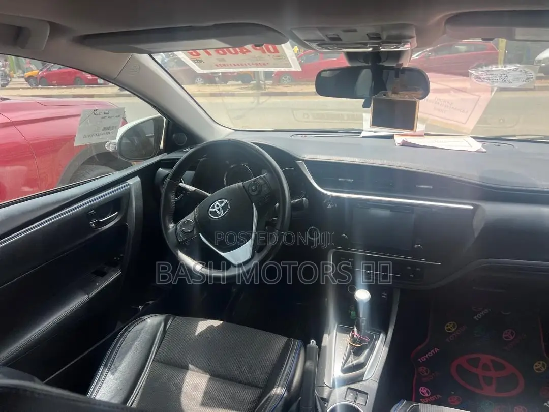 Toyota Corolla SE (1.8L 4cyl 2A) 2019 White