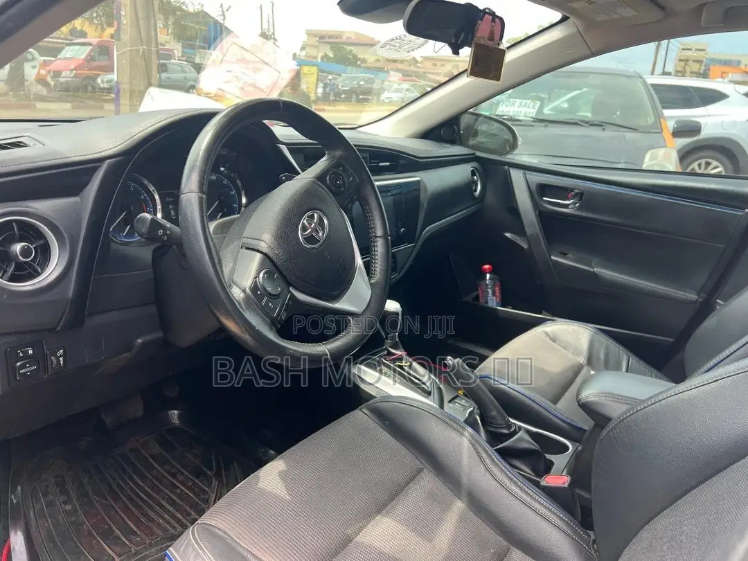Toyota Corolla SE (1.8L 4cyl 2A) 2019 White