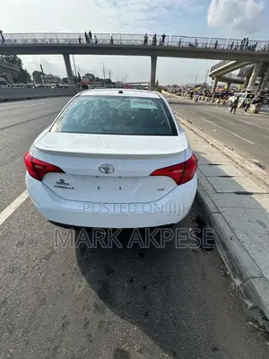 Toyota Corolla SE Special Edition 4dr Sedan (1.8L 4cyl CVT) 2017 White