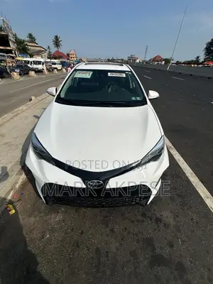 Toyota Corolla SE Special Edition 4dr Sedan (1.8L 4cyl CVT) 2017 White