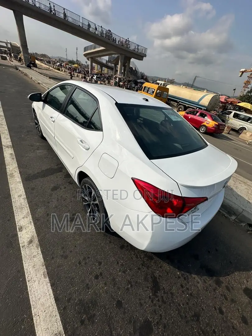 Toyota Corolla SE Special Edition 4dr Sedan (1.8L 4cyl CVT) 2017 White