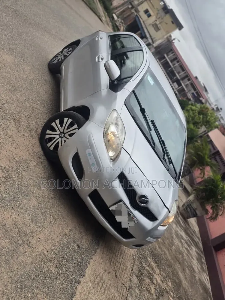 Toyota Vitz 1.0 FWD 5dr 2010 Gray