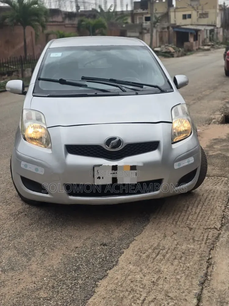 Toyota Vitz 1.0 FWD 5dr 2010 Gray