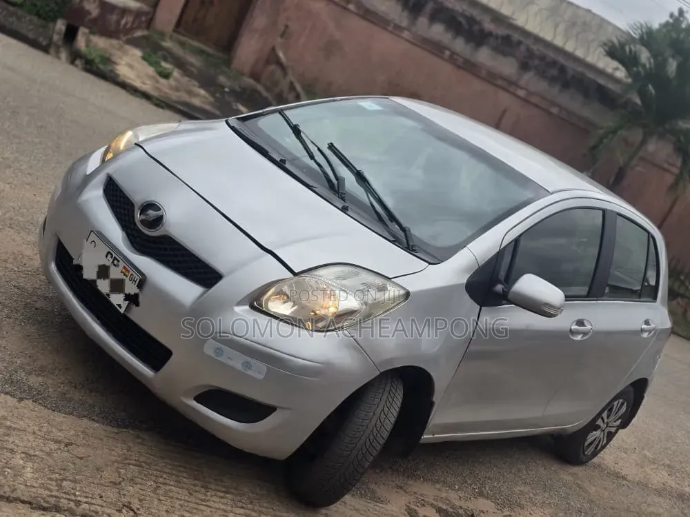 Toyota Vitz 1.0 FWD 5dr 2010 Gray