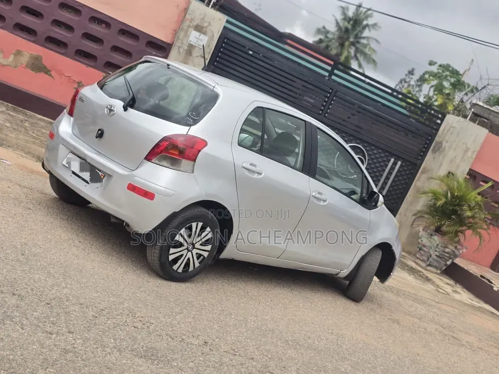Toyota Vitz 1.0 FWD 5dr 2010 Gray