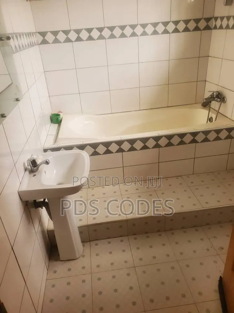 7bdrm House in Kumasi Metropolitan for sale