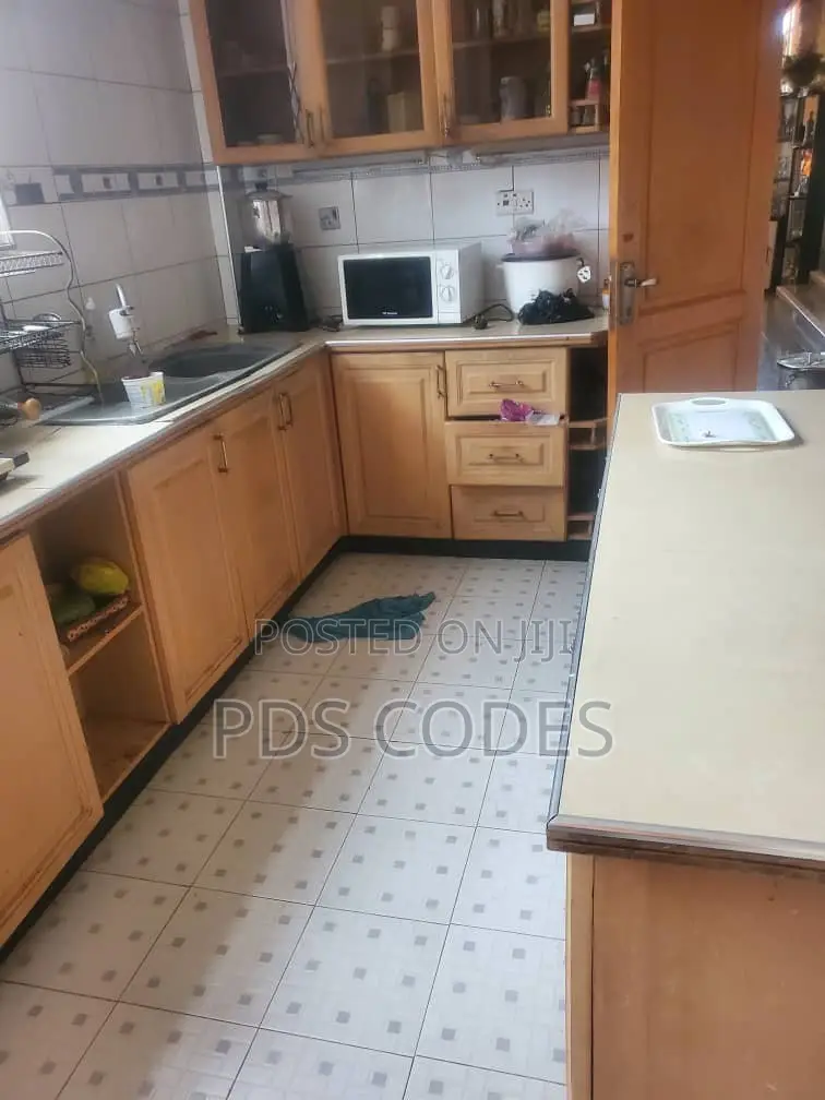 7bdrm House in Kumasi Metropolitan for sale