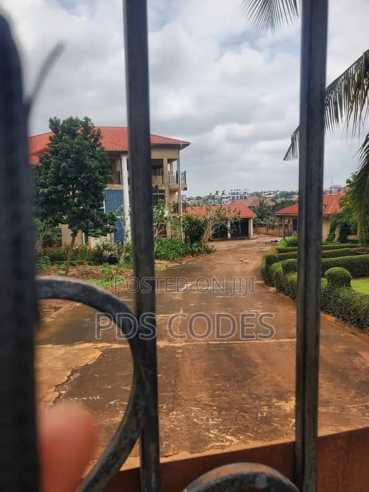 7bdrm House in Kumasi Metropolitan for sale