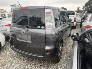 Toyota Sienta 1.5 FWD 2012 Gray
