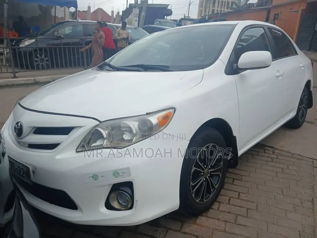 Toyota Corolla LE 4dr Sedan (1.8L 4cyl 4A) 2013 White