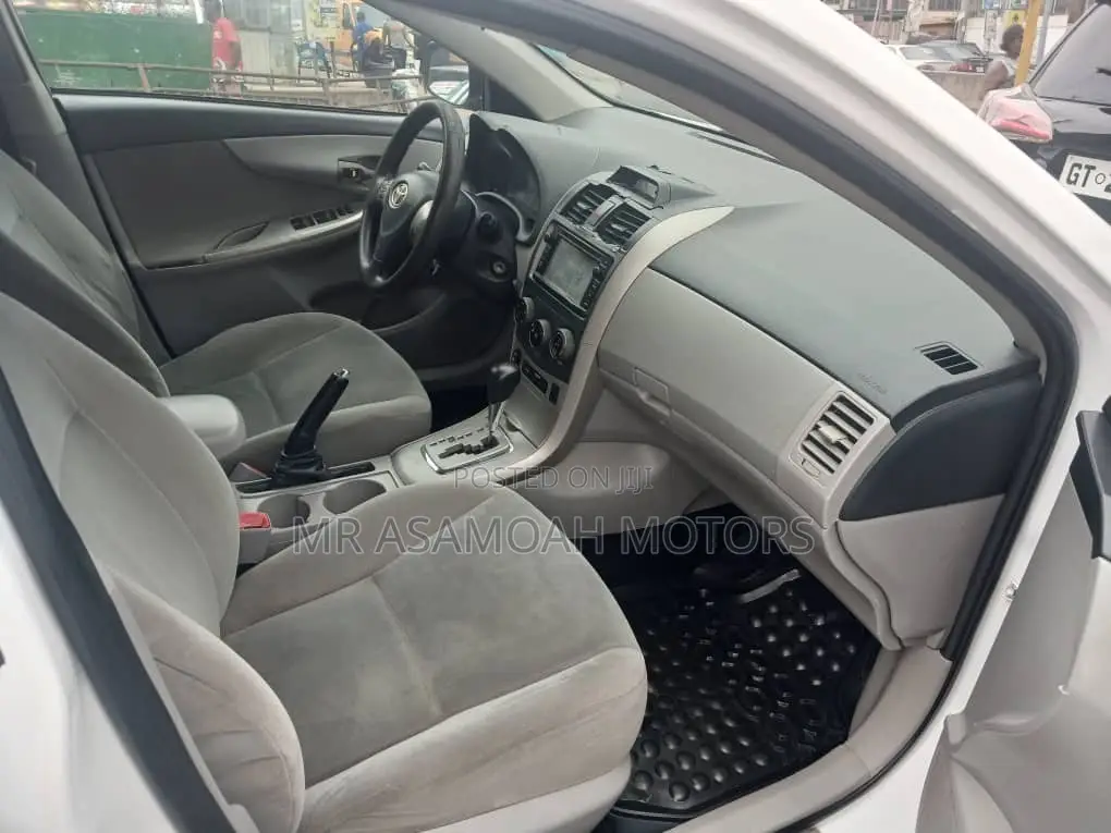 Toyota Corolla LE 4dr Sedan (1.8L 4cyl 4A) 2013 White