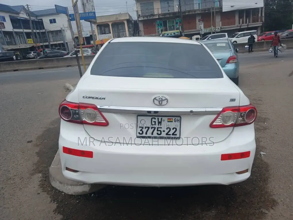 Toyota Corolla LE 4dr Sedan (1.8L 4cyl 4A) 2013 White