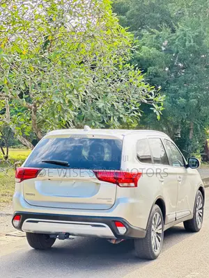 Mitsubishi Outlander 2.0 PHEV AWD 2019 Silver