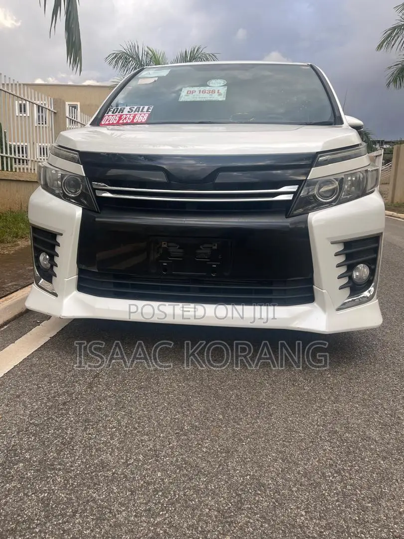 Toyota Voxy V 2WD 8-Seater 2015 White