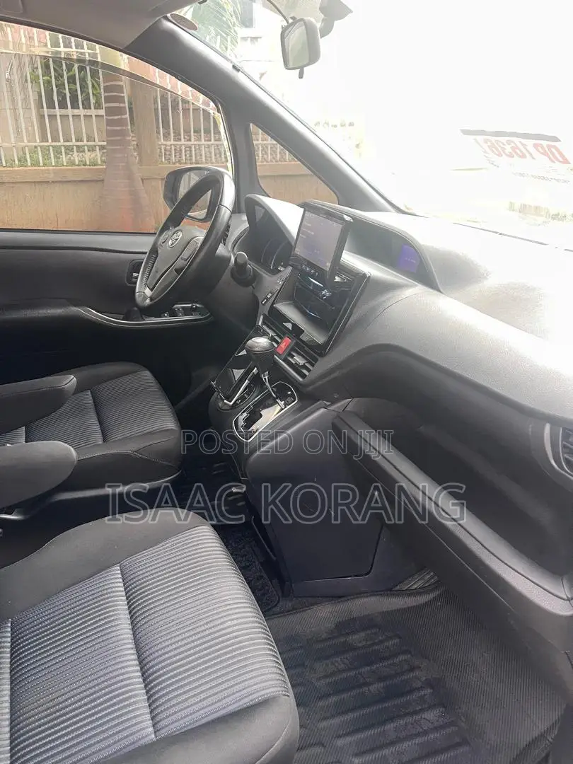 Toyota Voxy V 2WD 8-Seater 2015 White